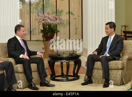 Hong Kong. 3. Juli 2014. Hong Kong Special Administrative Region Chief Executive C Y Leung (R) trifft sich mit der mazedonische Premierminister Nikola Gruevski in Süd-China-Hongkong, 3. Juli 2014. Bildnachweis: Xinhua/Alamy Live-Nachrichten Stockfoto