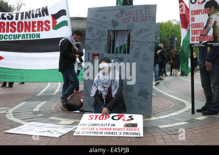 Nessrin Zavai in Handschellen und mit verbundenen Augen, zeigt auf einen Protest gegen private Sicherheitsfirma G4S durch das IPSC Stockfoto