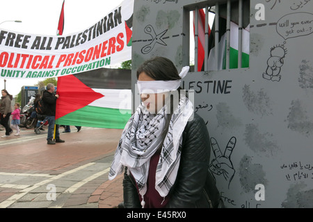 Nessrin Zavai in Handschellen und mit verbundenen Augen, zeigt auf einen Protest gegen private Sicherheitsfirma G4S durch das IPSC Stockfoto