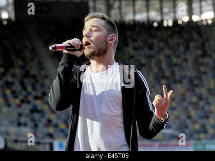 Düsseldorf, Deutschland. 2. Juli 2014. Liam James Payne der britisch-irischen Band One Direction führt auf der Bühne während eines Konzerts in der Esprit Arena in Düsseldorf, 2. Juli 2014. Es ist das einzige Konzert der Teenie-Band in Deutschland. Foto: Henning Kaiser/Dpa/Alamy Live News Stockfoto