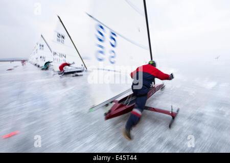 Racing in der DN (Detroit News) Eis Sailing World Championship, Neusiedlersee, Österreich, 2010. Stockfoto