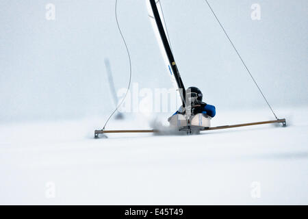 US-44 Ronald Sherry (USA) in der DN (Detroit News) Eis Sailing World Championship Rennen. Neusiedlersee, Österreich, 2010. Stockfoto