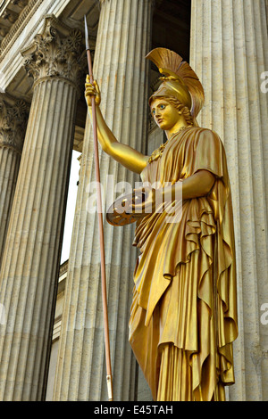 Goldene griechische Statue und Spalten des staatlichen Museums der klassischen Kunst, Pinakothek, München, Oberbayern, Deutschland, Europa Stockfoto