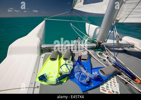 Wassersport-Aktivitäten, Windsurfen und Katamaran-Segeln im Handhufushi Resort im Addu Atoll, Malediven. Mai 2008. Eigentum freigegeben. Stockfoto