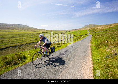 Ein Radfahrer Abstieg Penyghent Gill in Littondale in den Yorkshire Dales, UK. Stockfoto