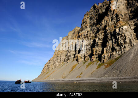 Touristen, die in ein Zodiac Rib an der Liddon Klippen Devon Island, Nunavut, Canada, August 2010 Stockfoto