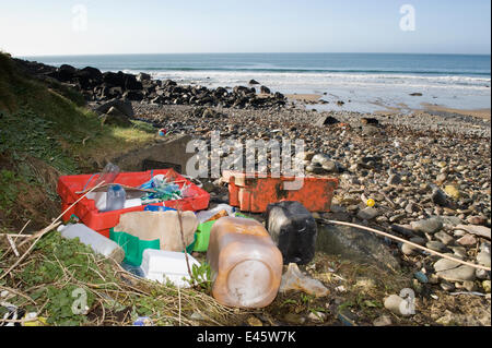 Sammlung von Müll auf Porth Ysgo Strand, Gwynedd, Nordwales, UK April 2010. Stockfoto