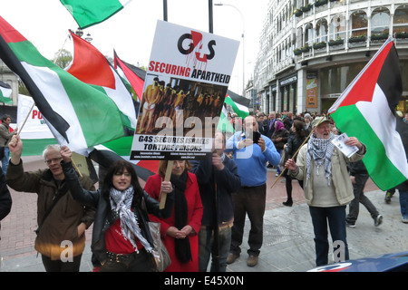 Aktivisten blockieren einen G4S van am Protest gegen G4S private Sicherheitsfirma von Irland-Palästina Solidarität-Kampagne (IPSC). Stockfoto