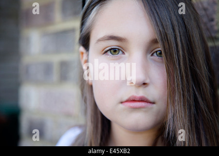 Ein Schuss in den Kopf eines jungen Mädchens im Hintergrund Wand, UK. Stockfoto