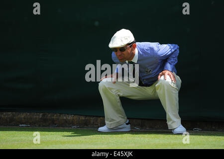 Wimbledon, London UK. 25. Juni 2014. Wimbledon Tennis-Meisterschaften. Tag3 des Turniers. Ein Linienrichter wird gebeugt, um den Dienst zu sehen © Action Plus Sport/Alamy Live News Stockfoto