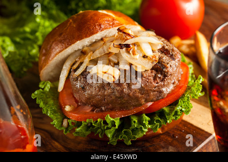 Gourmet-Burger mit Salat, Tomate und Zwiebeln Stockfoto