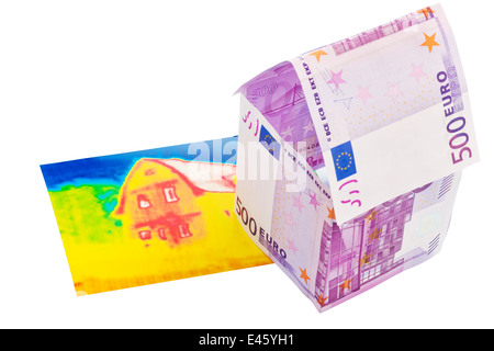 Ein Haus von Euro-Banknoten und ein Infrarot-Bild. Bausparkasse, Häuser zu bauen und ein Haus zu kaufen. Stockfoto