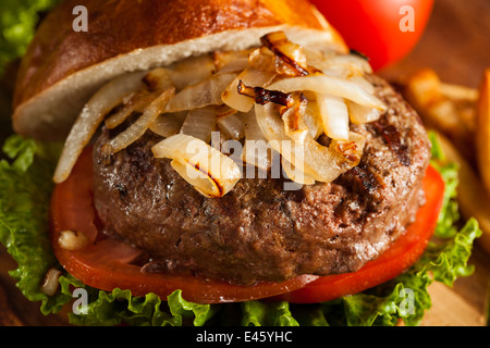 Gourmet-Burger mit Salat, Tomate und Zwiebeln Stockfoto