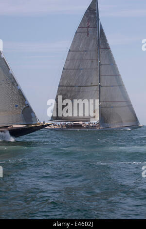 J-Klasse-Yachten "Velsheda" und "Ranger" Racing bei der J-Klasse-Regatta, Newport, Rhode Island, USA, Juni 2011. Alle nicht-redaktionellen Verwendungen müssen individuell geklärt werden. Stockfoto