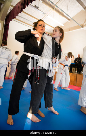 Zwei junge Frauen Mädchen training in Selbstverteidigung bei einem Royce Gracie Brazilian Jiu Jitsu Seminar Workshop Klasse UK Stockfoto