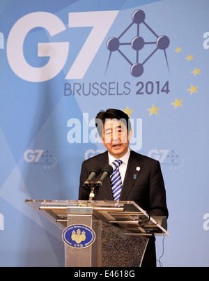 Shinzo Abe, Premierminister von Japan gibt eine Pressekonferenz am Ende des G7-Gipfels in Brüssel, Belgien, 2014 Stockfoto
