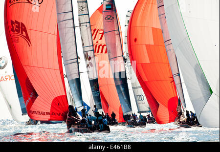 Fleetracing unter Spinnaker während der RC44-Rennstrecke in Miami. Florida, USA, Dezember 2010. Alle nicht-redaktionellen Verwendungen müssen individuell geklärt werden. Stockfoto