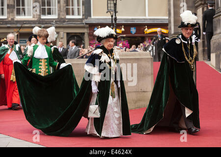 Edinburgh, Schottland. 3. Juli 2014. Die Königin und der Duke of Edinburgh erreichen St. Giles Cathedral, Edinburgh. Prinz William und die Princess Royal waren auch anwesend bei einer Zeremonie, die Reihenfolge der Distel an Herrn Smith von Kelvin und der Earl of Home zu vergeben. Edinburgh, Schottland. 3. Juli 2014 Kredit: GARY DOAK/Alamy Live-Nachrichten Stockfoto