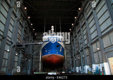 Fischereifahrzeug in Schiffshebewerk Anlage wartet auf Reparatur. Peterhead, Schottland, Juli 2011. Stockfoto