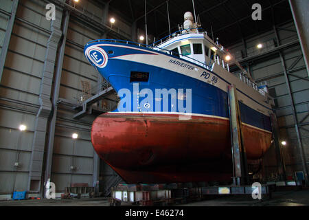 Fischereifahrzeug in Schiffshebewerk Anlage wartet auf Reparatur. Peterhead, Schottland, Juli 2011. Stockfoto