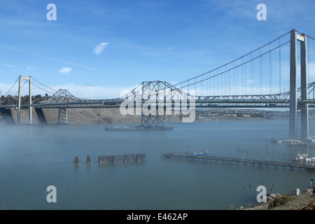 Carquinez Brücken Crockett California interstate 80, Nebel mit blauem Himmel Stockfoto