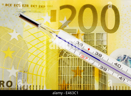 Euro Geld und Fieber Thermometer. Hochkonjunktur und Büste in Europa. Stockfoto