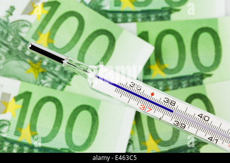 Euro Geld und Fieber Thermometer. Hochkonjunktur und Büste in Europa. Stockfoto