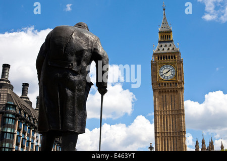 Statue von Sir Winston Churchill mit Blick auf die Houses of Parliament in London. Stockfoto