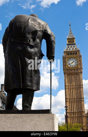 Statue von Sir Winston Churchill mit Blick auf die Houses of Parliament in London. Stockfoto