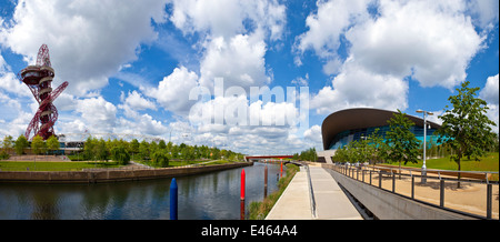 Blick auf den Queen Elizabeth Olympic Park mit Sehenswürdigkeiten wie der ArcelorMittal Orbit, Olympiastadion und das Aquatics Centre. Stockfoto