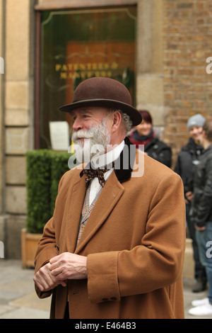 Ein Mann gekleidet in historischen Kostümen aus der Straße am Set der viktorianischen Horror TV-Serie "Penny Dreadful". Stockfoto