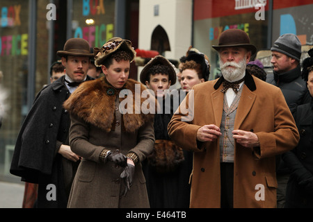 Schauspieler in historischen Kostümen aus der Straße am Set der viktorianischen Horror TV-Serie "Penny Dreadful". Stockfoto