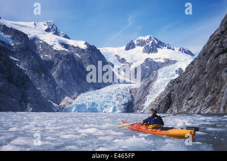 Kajakfahrer vor Bear Glacier, Kenai-Fjords-Nationalpark, Alaska, USA Stockfoto