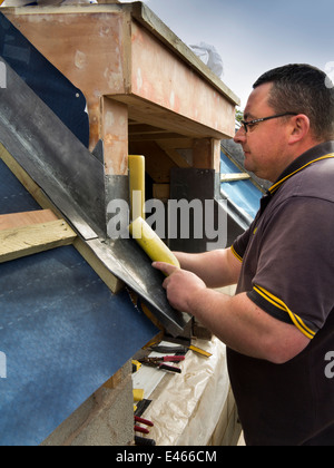 Selbstbau-Haus, Handwerker-Dressing zu traditionellen hölzernen Gaubendach Fenster erstellen Stockfoto