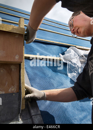 Selbstbau-Haus, Handwerker-Dressing zu traditionellen hölzernen Gaubendach Fenster erstellen Stockfoto