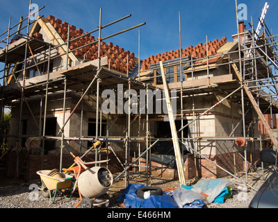 selbst Haus zu bauen, Bau, Dach, Tonziegel gestapelt, in bündeln auf Lattung bereit gelegt werden Stockfoto