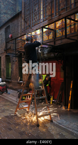 Ein Schweißer bei der Arbeit während der Vorproduktion von einem auf der Straße für viktorianische Horror tv-Serie "Penny Dreadful" gesetzt. Stockfoto
