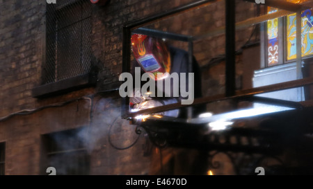 Ein Schweißer bei der Arbeit während der Vorproduktion von einem auf der Straße für viktorianische Horror tv-Serie "Penny Dreadful" gesetzt. Stockfoto