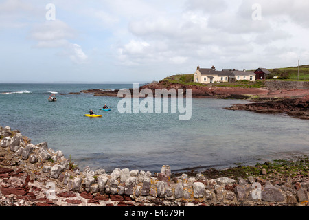 Kajakfahrer in St Brides Haven, Pembrokeshire Stockfoto