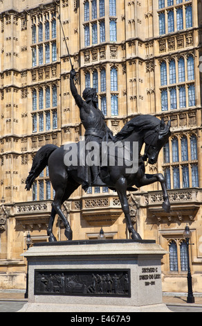 Eine Statue von König Richard ich (auch bekannt als Richard Löwenherz) Outisde den Houses of Parliament in London. Stockfoto