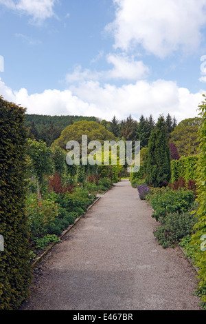 EINE FORMELLE ENGLISCH LAND GARTEN. Stockfoto