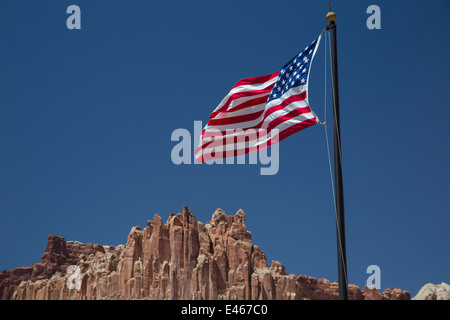 Torrey, Utah - Capitol Reef Nationalpark. Ein Flag im Park Visitor Center fliegt über The Castle-Rock-Formation. Stockfoto