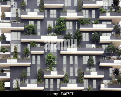 Teilansicht des Bosco Verticale (vertikale Wald), ein paar Wohntürme in dem neuen Stadtteil von Porta Nuova von Mailand, Italien, am 24. Juni 2014. Stockfoto