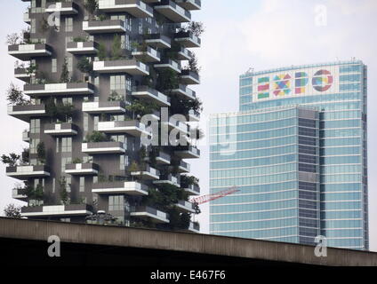 Teilansicht des Bosco Verticale (vertikale Wald), ein paar Wohntürme in dem neuen Stadtteil von Porta Nuova von Mailand, Italien, am 24. Juni 2014. Stockfoto