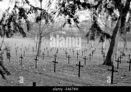 AJAXNETPHOTO - 2004 - ST. QUENTIN, FRANKREICHS ERSTER WELTKRIEGSFRIEDHOF FÜR GEFALLENE DEUTSCHE SOLDATEN. FOTO: JONATHAN EASTLAND/AJAX REF:4008 02 2 Stockfoto