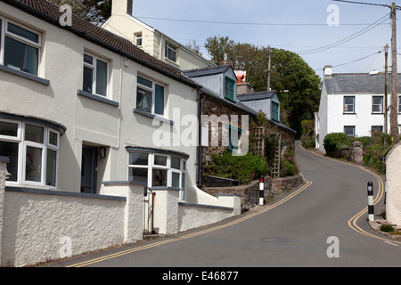 Schmale kurvenreiche Straße außerhalb des Dorfes Little Haven, Pembrokeshire Stockfoto