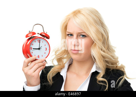 Blonde Frau Lachen unglücklich mit roten Wecker Stockfoto