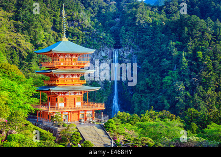 Nachi, Japan Nachi-Taisha-Schrein-Pagode und Wasserfall. Stockfoto