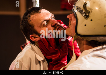 Beiden Schauspielern (laufen Amok Theatre Company) "Flowers of Dead Red Sea" von Ed Thomas. Wales UK Stockfoto