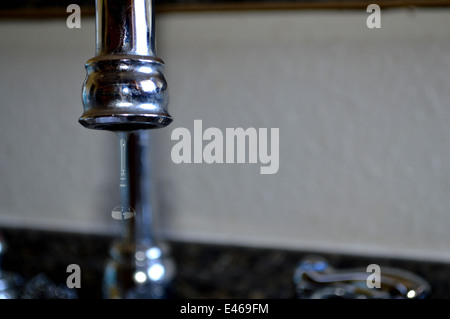 Wasser aus einem Wasserhahn tropft Stockfoto